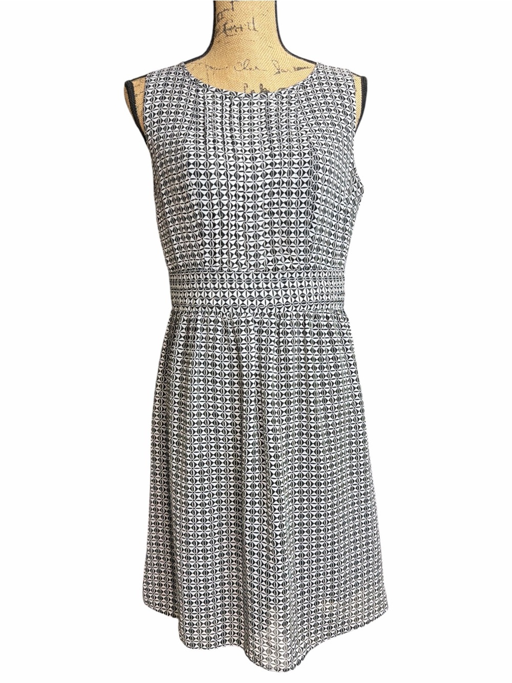 Emma & Michele Sleek Black & White Geometric Sleeveless Mini Dress. EC. Size 6
